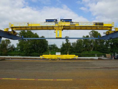 ADIF: Servicio de mantenimiento de puentes grúa en el centro de tecnología de vía de Valladolid