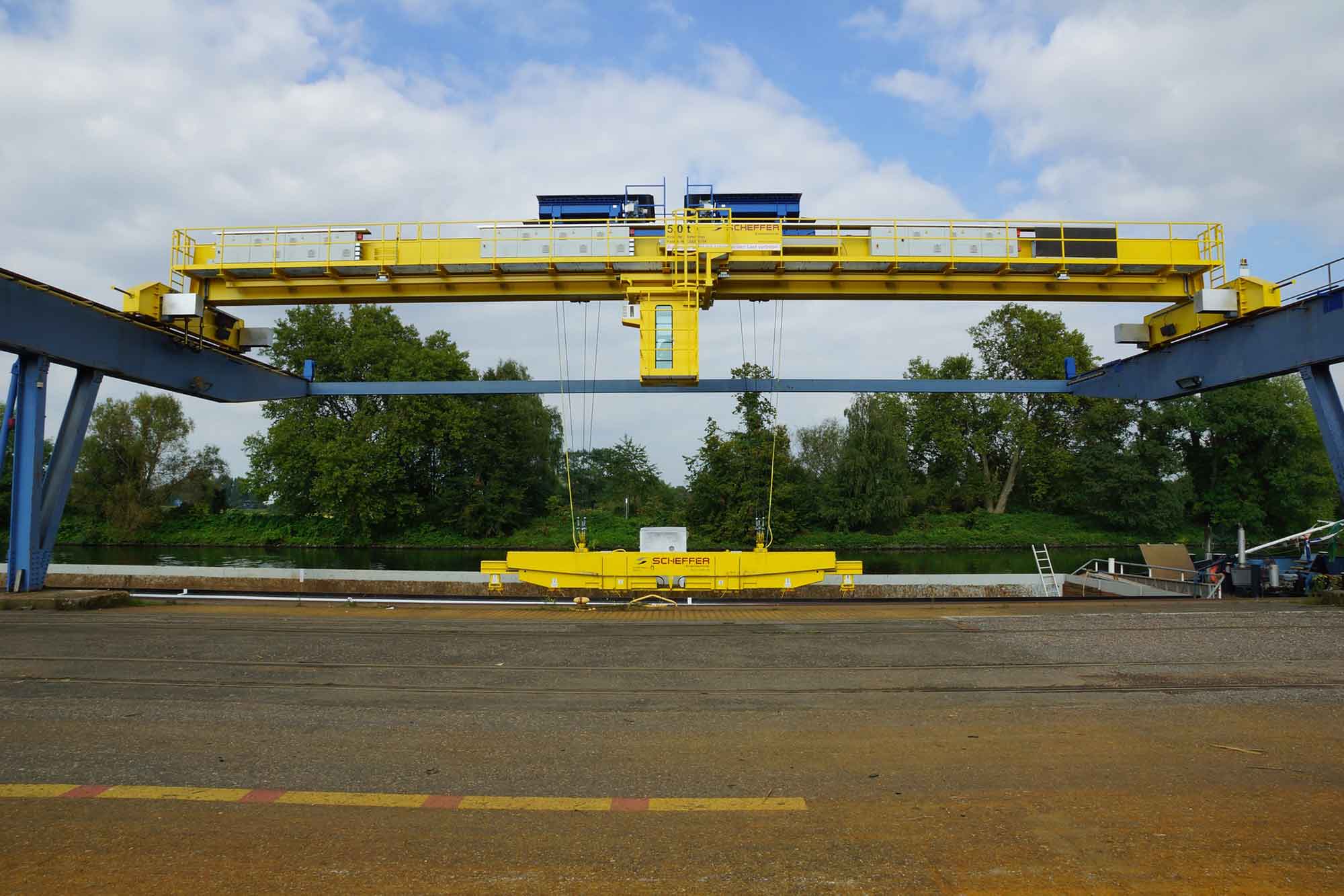 ADIF: Servicio de mantenimiento de puentes grúa en el centro de tecnología de vía de Valladolid